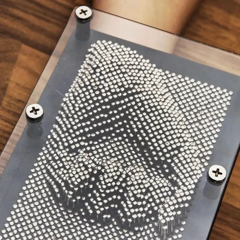 Classic 3D Metal Pin Art Desk Toy – Hundreds of Reflective Pins for Creative Impressions